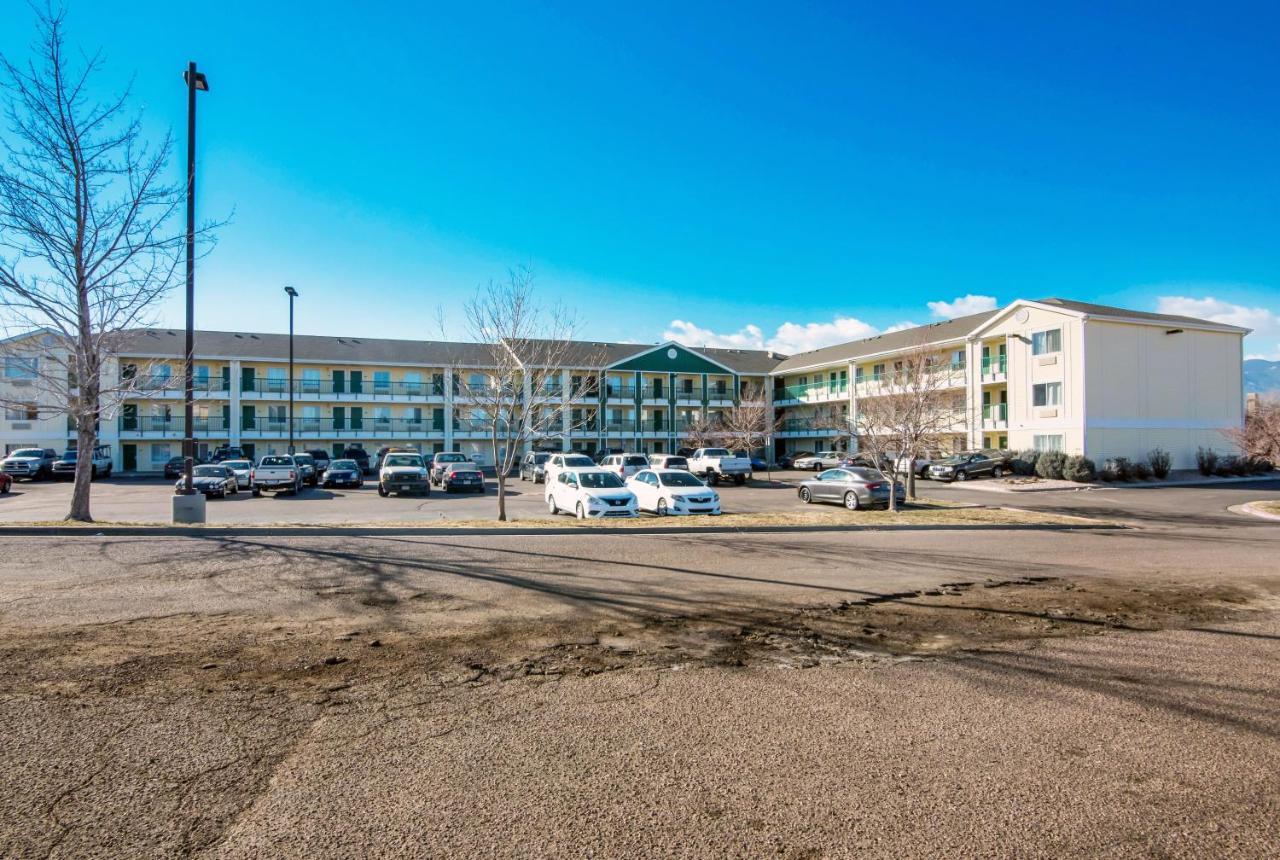 Hometowne Studios By Red Roof Colorado Springs - Airport Exterior photo