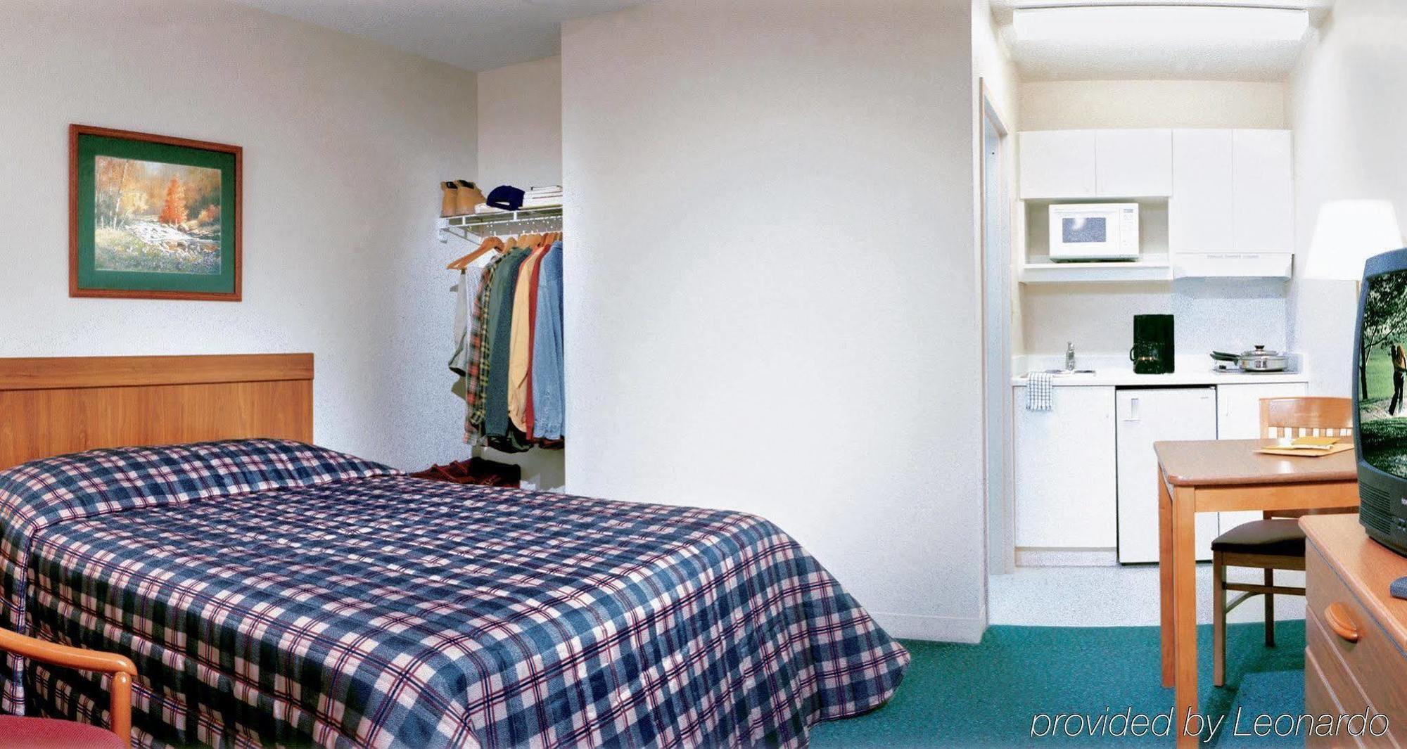 Hometowne Studios By Red Roof Colorado Springs - Airport Room photo